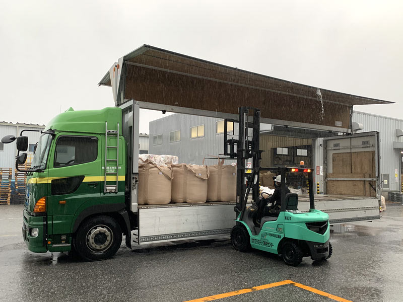 高知プラスチック再生センターへ運搬