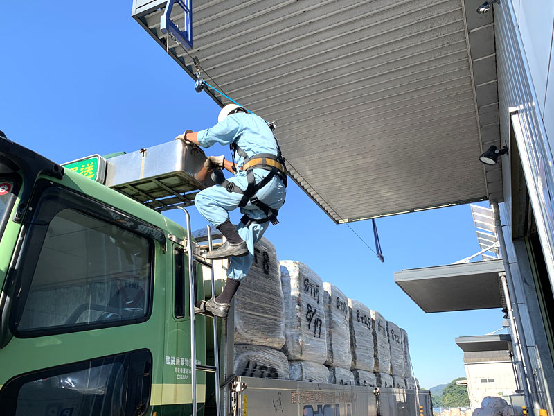 高知プラスチック再生センター工場内　荷下ろし